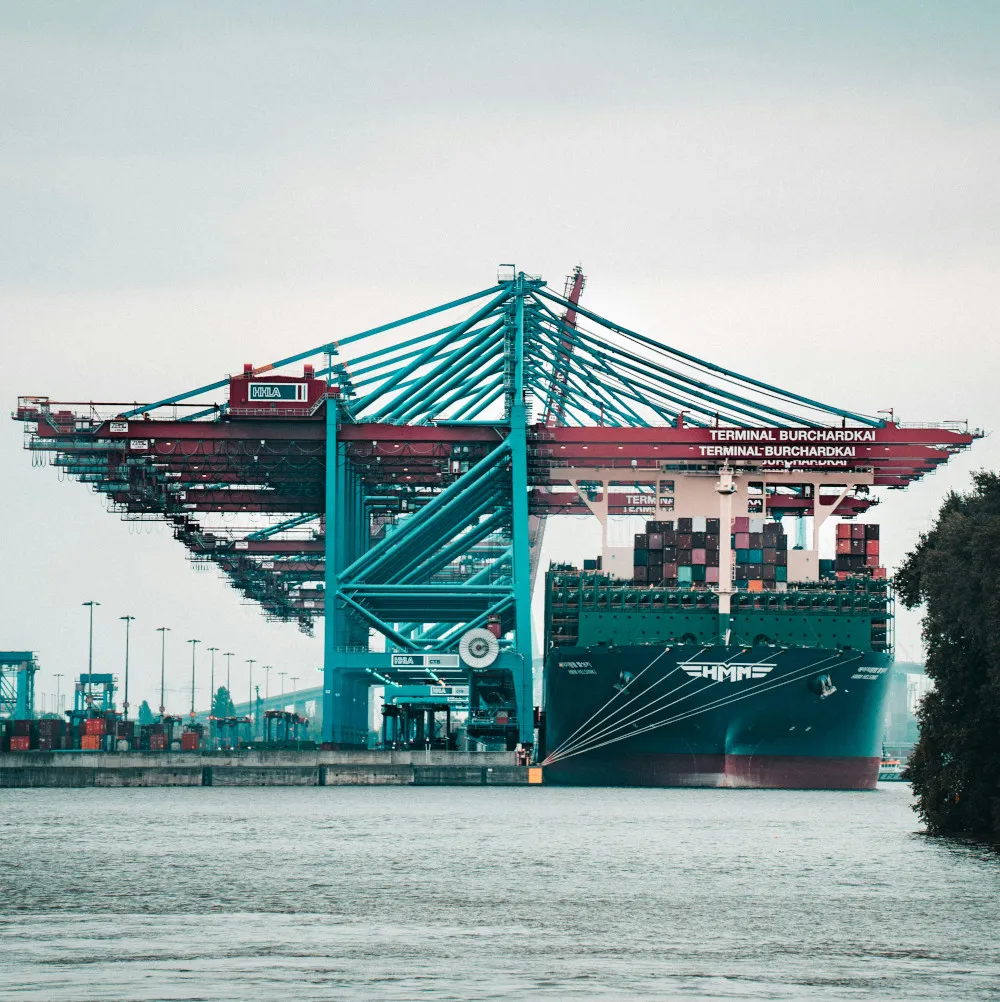 Un gran número de contenedores con mercancías CBAM en una terminal de contenedores en Europa